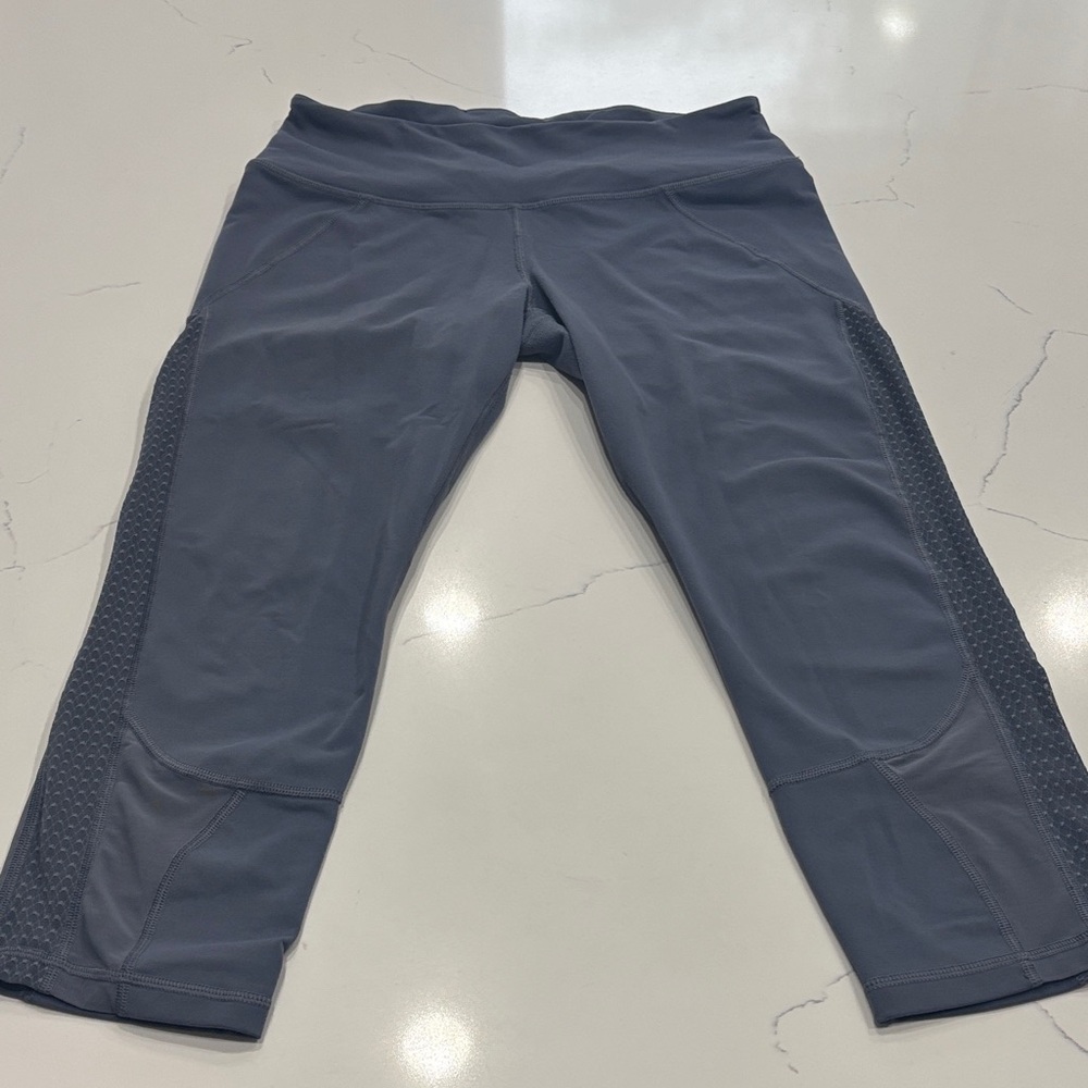 Victoria's Secret Sport Knockout Capri leggings blue-gray /mesh accents/Size M